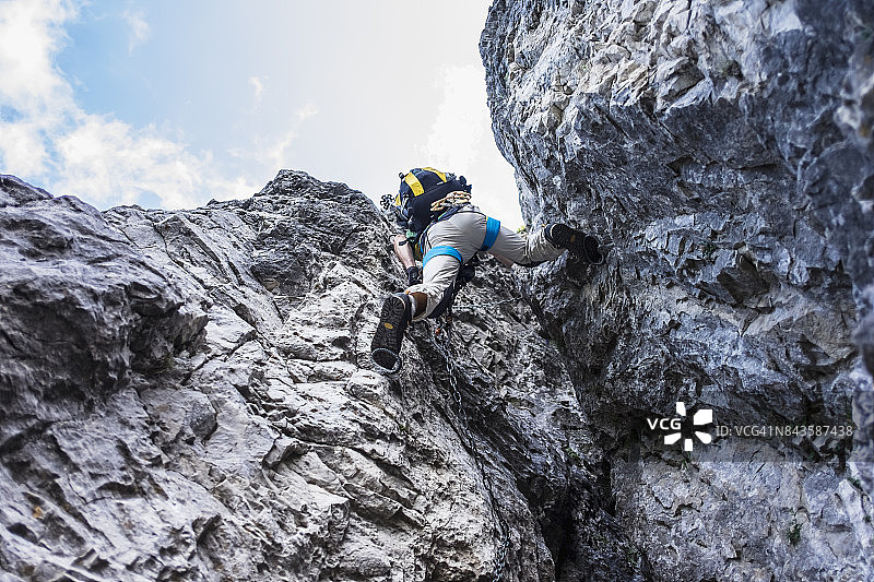 登山运动员在攀登悬崖时装备了装备图片素材