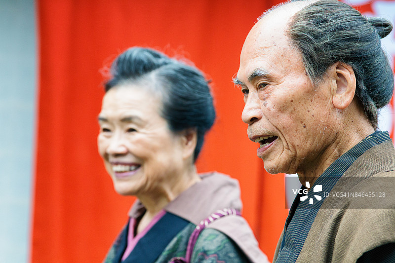 穿着传统服装的老日本夫妇微笑着走近镜头图片素材