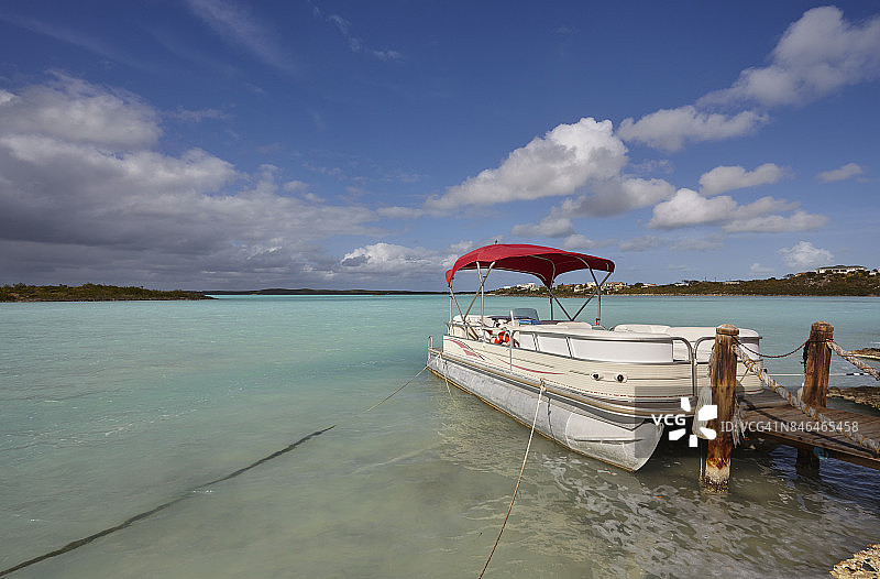 宁静，庇护和岛屿点缀的水域，一个庇护的加勒比海泻湖的观点。图片素材