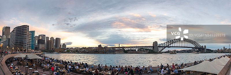 澳大利亚新南威尔士州悉尼环形码头和海港大桥上的日落图片素材