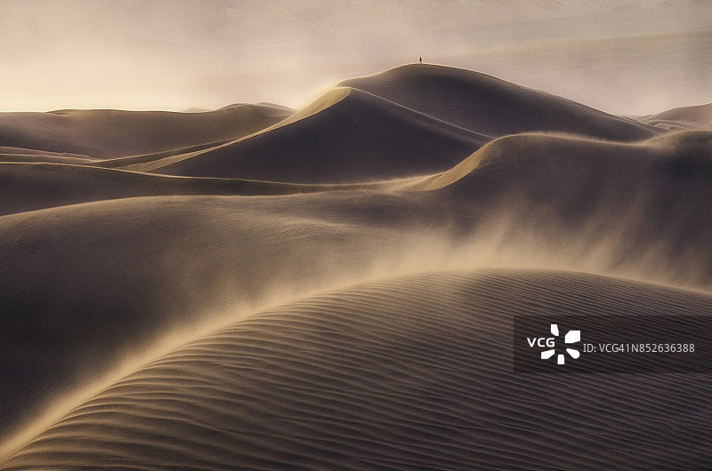 一个人在多风的沙漠中，死亡谷图片素材