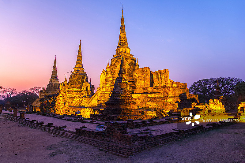 亚洲宗教建筑。在黄昏的天空下，寺庙寺庙的古塔。泰国大城府图片素材