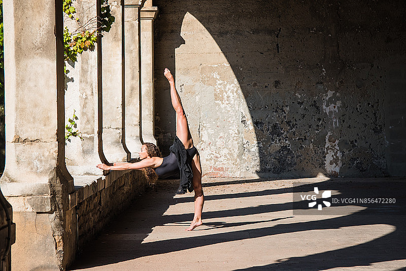 女芭蕾舞演员在法国里昂跳舞图片素材