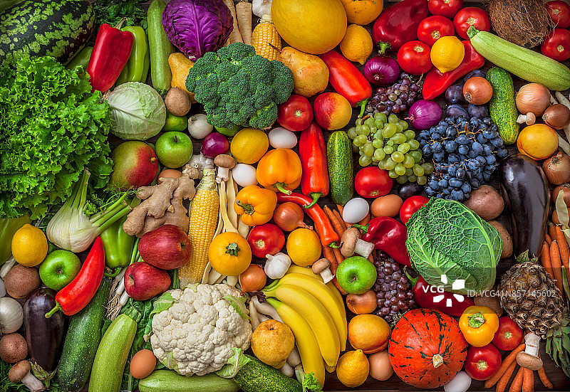 蔬菜和水果大的头顶混合组在彩色的背景图片素材