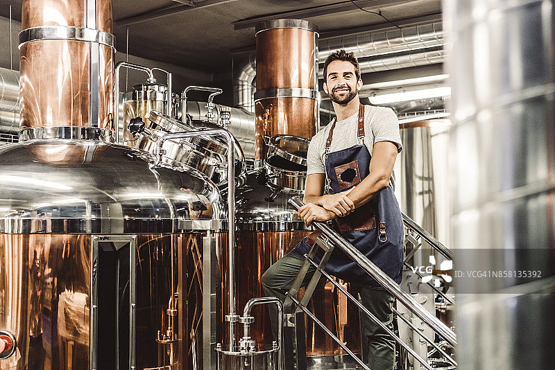 低角度肖像的男性经理在啤酒厂图片素材
