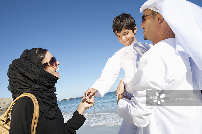 海滩上的阿拉伯家庭。图片素材