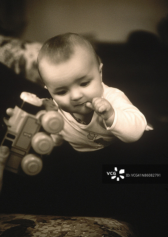 婴儿在玩玩具火车图片素材