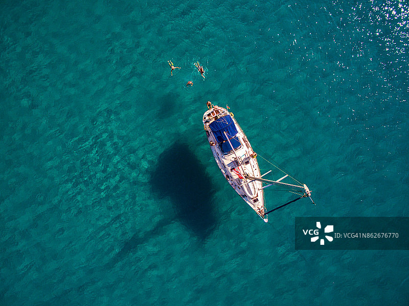 帆船停泊在米洛斯岛的海湾里图片素材