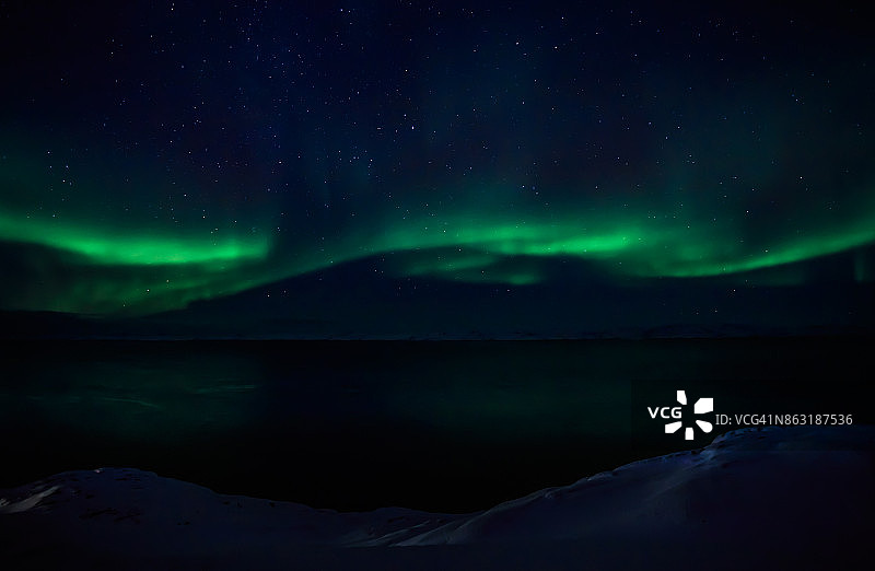 绿波北极光与闪亮的星星在峡湾，努克，格陵兰图片素材