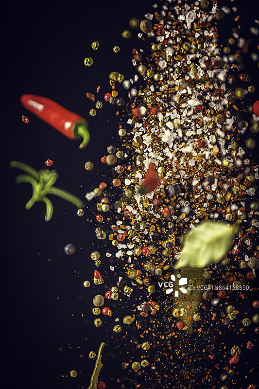 用辣椒和胡椒粒混合食物爆炸图片素材