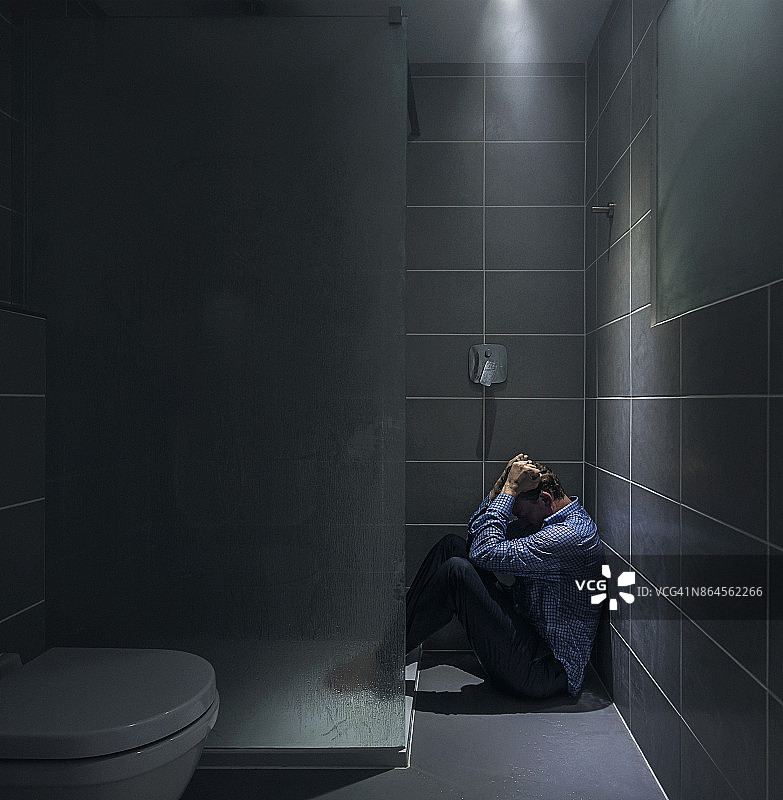 浴室里的悲伤男人图片素材