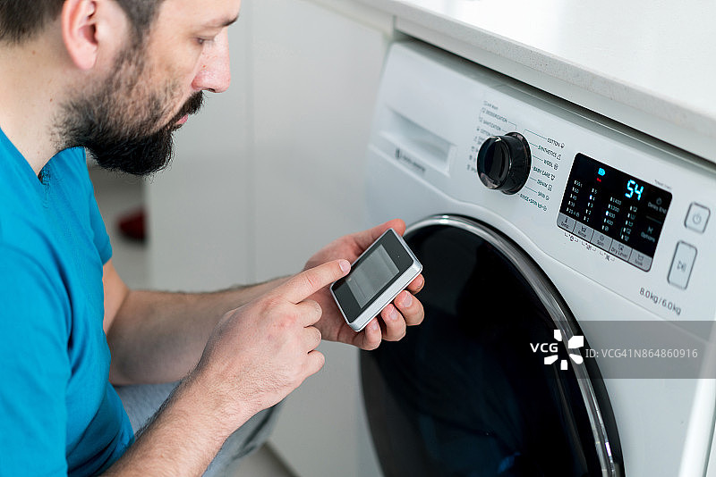 人用数码设备洗衣机触摸屏实现智能家居功能图片素材