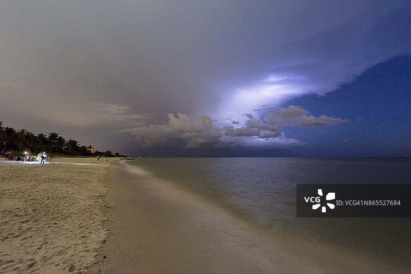 惊人的闪电风暴日落和平静的海洋，在那不勒斯海滩，佛罗里达，美国图片素材
