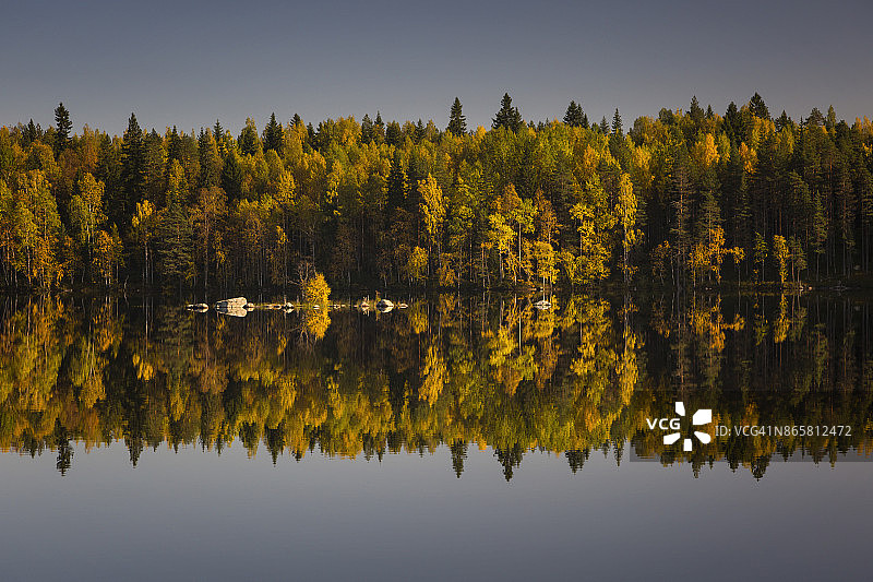 对称的秋天。湖倒影。卡累利阿共和国图片素材