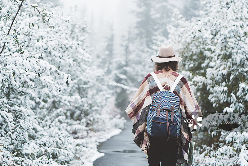 旅行的女人享受着冰冻的荒野图片素材
