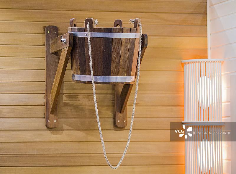 传统的木制桑拿放松与一桶水。桑拿室内及桑拿配件。图片素材