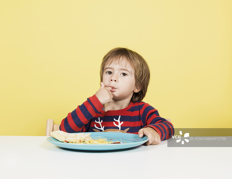 2岁男孩吃早餐图片素材