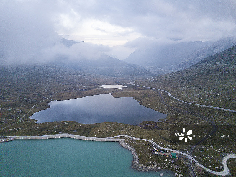 瑞士伯尼娜山口高山湖泊上的风暴云图片素材