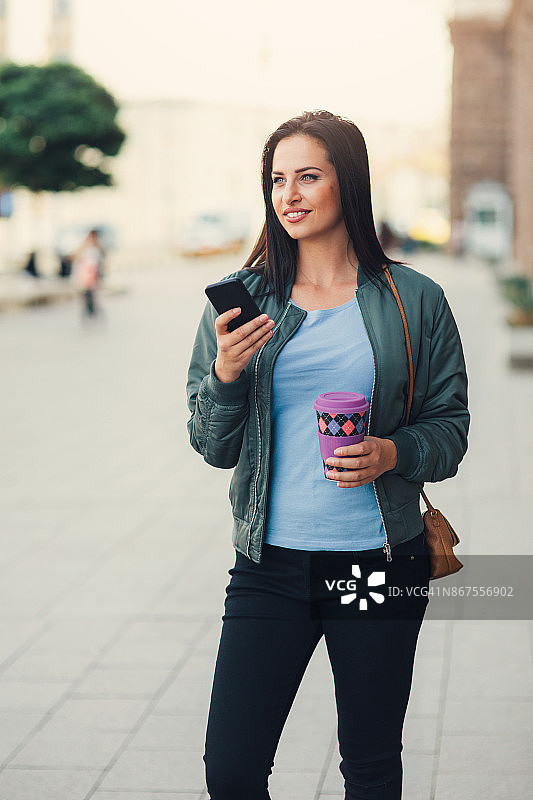 女人在户外发短信喝咖啡图片素材