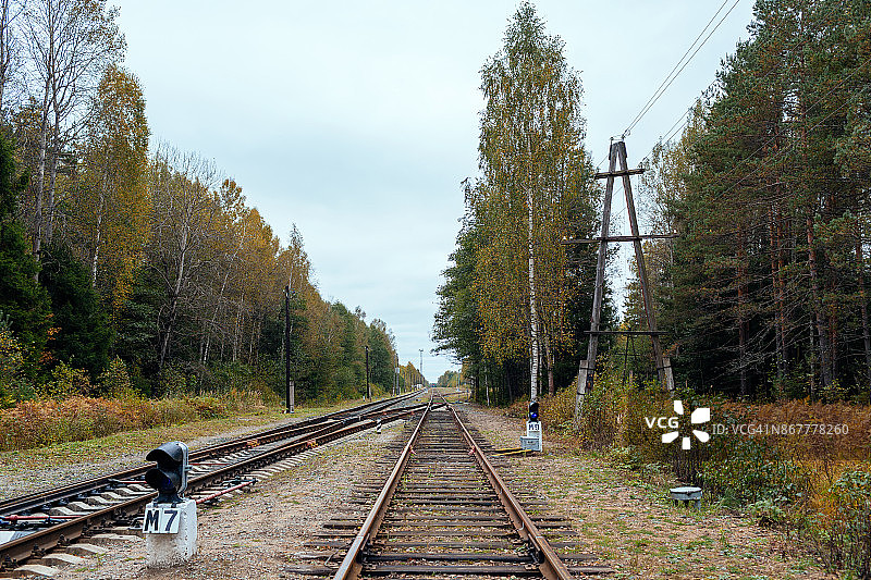 秋铁路景观附近的奥卡托沃站图片素材