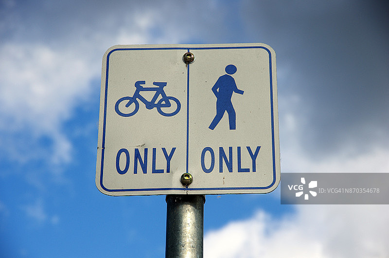 在道路上标明自行车道和行人道的标志图片素材