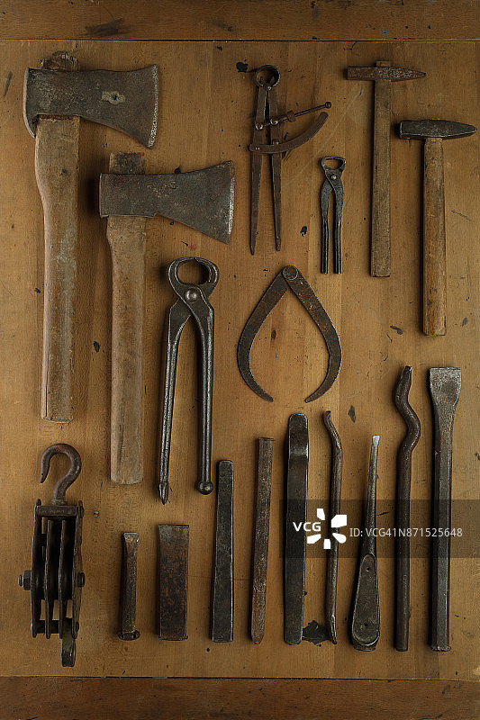工作工具DIY古董工具在质朴的木桌上，手工工具图片素材