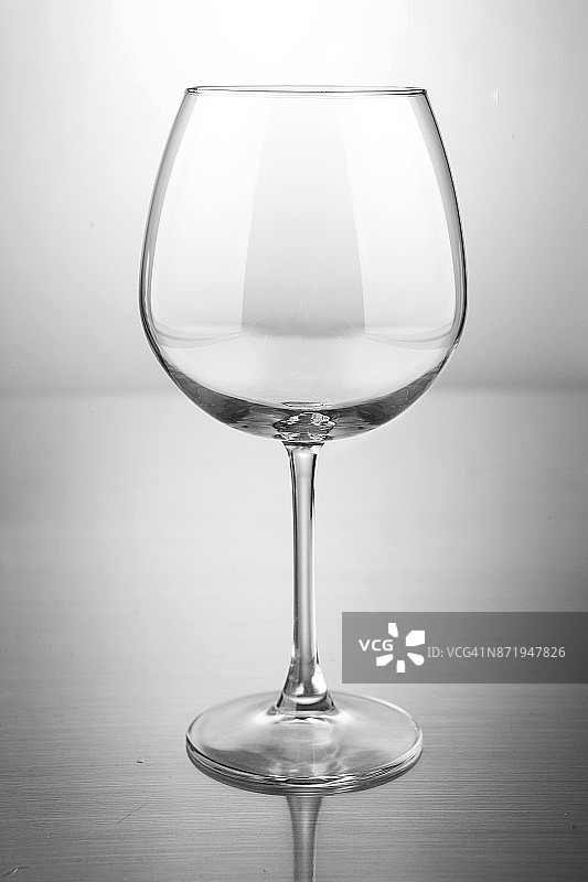 白色背景下的清晰空酒杯图片素材