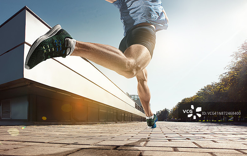 人在跑道上跑步和训练的近距离双脚图片素材