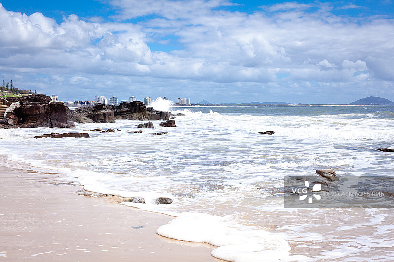 澳大利亚昆士兰，Mooloolaba海滩冲浪和岩石图片素材