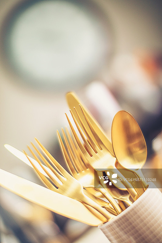 特殊场合用的漂亮的金色餐具图片素材
