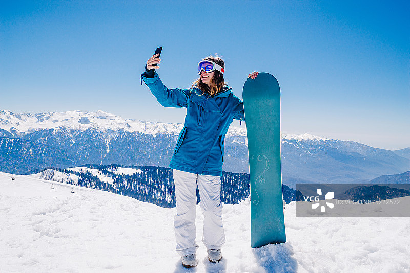 年轻的滑雪女子图片素材