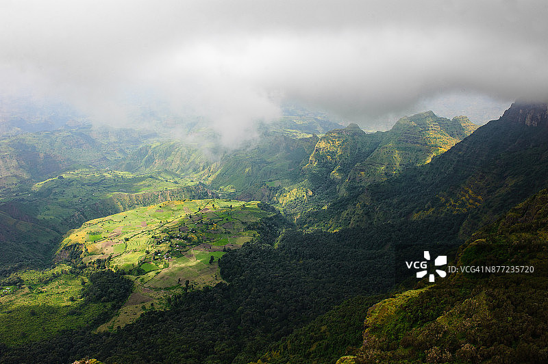 阳光透过厚厚的云层，展现出埃塞俄比亚塞门山脉国家公园崎岖的风景图片素材