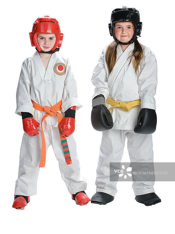 男孩和女孩武术学生在制服和垫子摆姿势图片素材