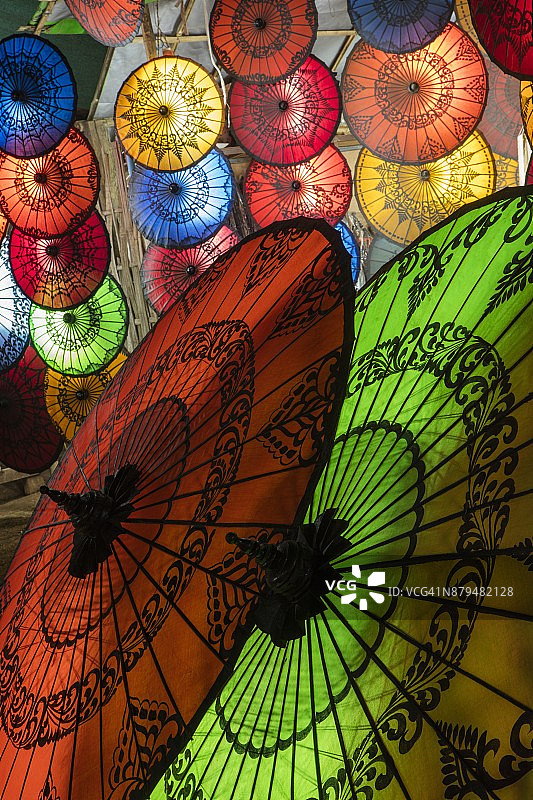 缅甸曼德勒蒲甘附近的年乌，夜间提供彩色雨伞的商店里的发光伞图片素材