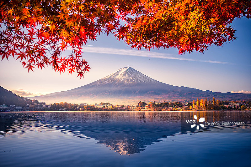 七彩秋色，川口湖的富士山晨雾和红叶是日本最好的地方之一图片素材