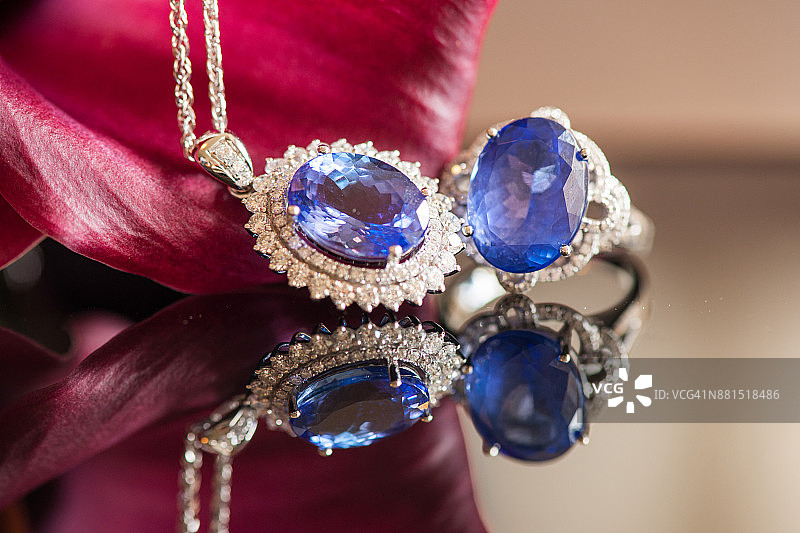 蓝宝石钻戒，无颈，带花图片素材