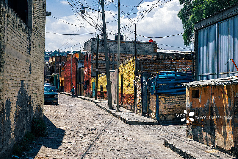 在圣米格尔德阿连德的彩色建筑鹅卵石街道图片素材