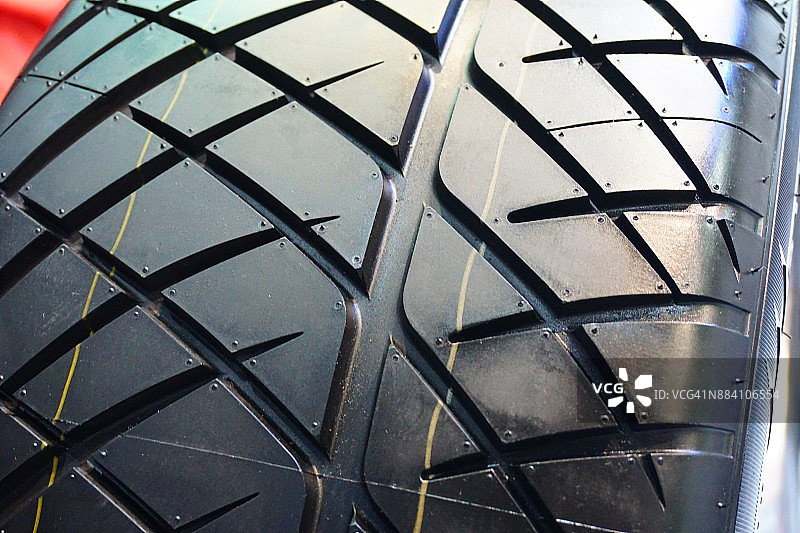 新的汽车轮胎轮廓上的黑色背景图片素材