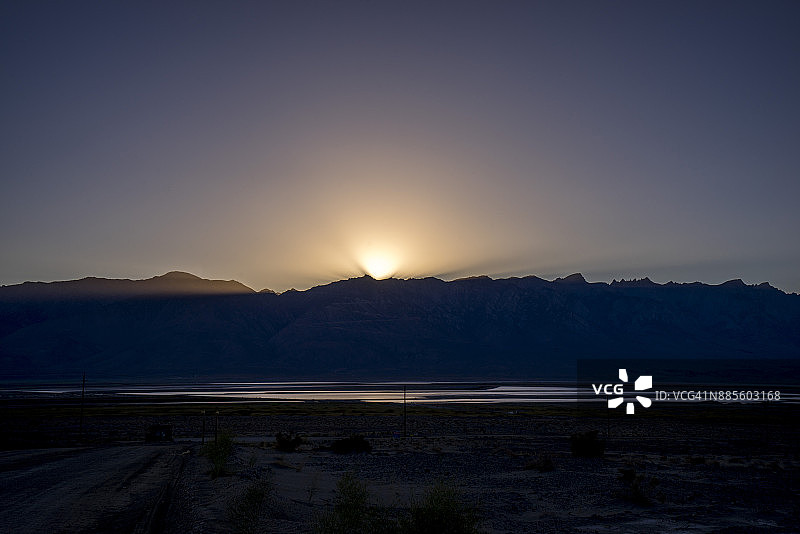美国，加利福尼亚，在死亡谷和孤松之间的景观，黄昏，内华达山脉图片素材