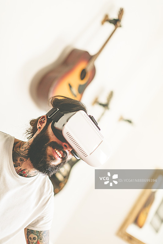 人与VR头盔探索虚拟现实在家图片素材