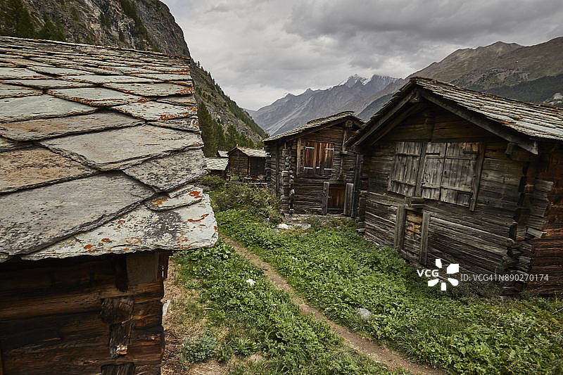 瑞士泽马特山上历史悠久的木谷仓、木屋或小屋图片素材