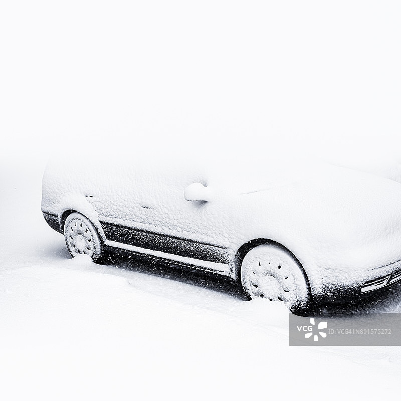 白雪覆盖的车图片素材