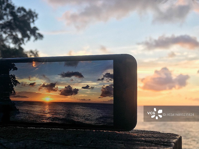 用智能手机拍摄日落的延时视频图片素材