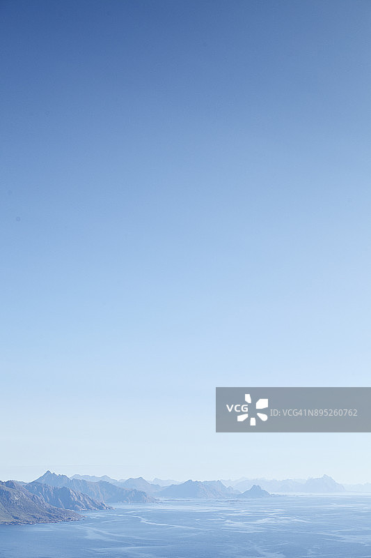 遥远的山脉和广阔的蓝天，罗浮敦，挪威图片素材