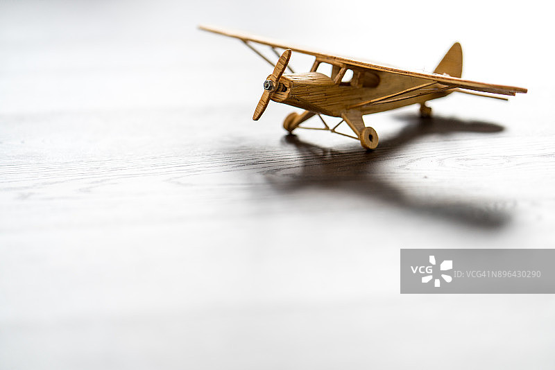 旧桌子上的老式玩具飞机图片素材