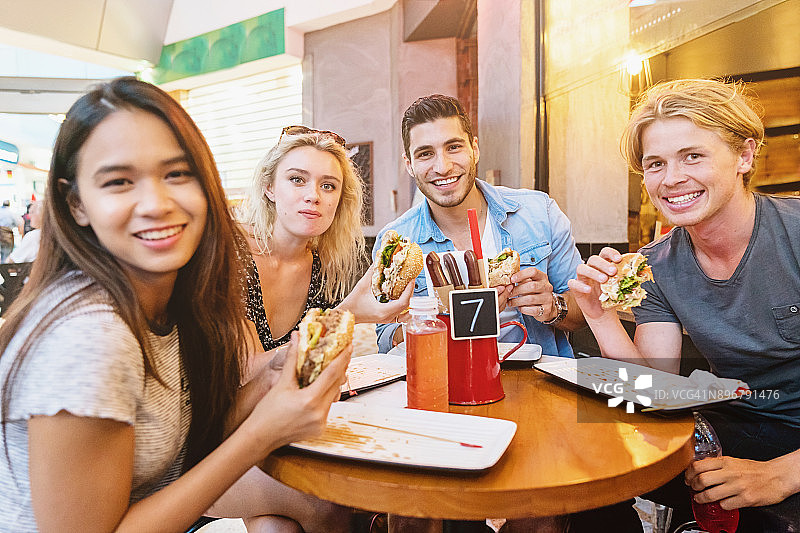 朋友们在澳大利亚悉尼吃汉堡和炸薯条图片素材