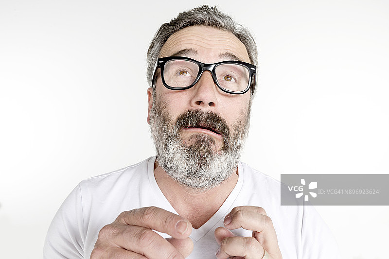 一个戴着眼镜留着胡子的男人的肖像图片素材