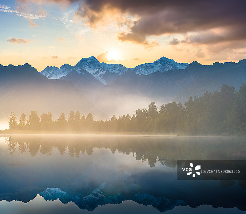 风景秀丽的马西森湖福克斯冰川镇南阿尔卑斯山山谷新西兰图片素材