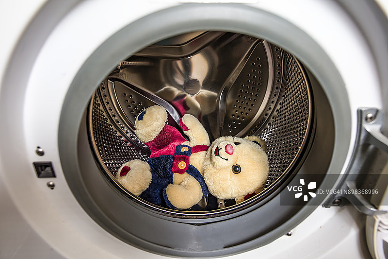 泰迪熊在洗衣机里图片素材