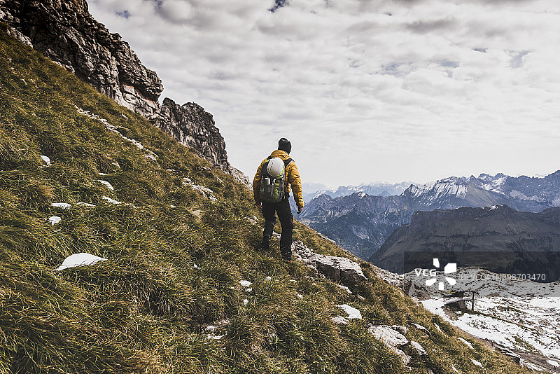 德国，巴伐利亚，奥伯斯特多夫，高山风景徒步旅行者图片素材